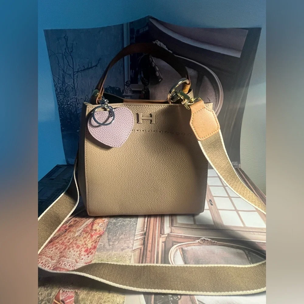 Elegant Tan  Handbag with 🩷 charm - perfect for the fall season ! 🍂🍂🍁🍁🍁🍁 - Picture 3 of 13